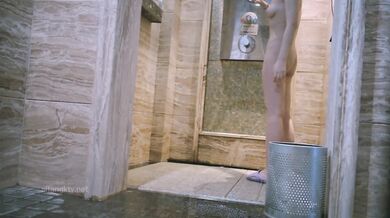 大众浴室偷窥几位丰满的少妇洗澡沐浴更衣