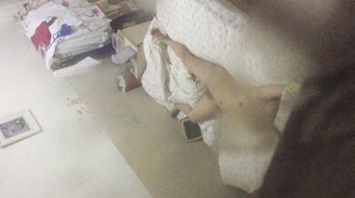 合租房趴窗偷窥喜欢裸睡的美女邻居